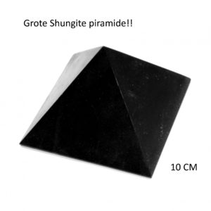 Deze grote Shungite piramide is een absolute krachtpatser! Zet hem in jouw kamer en de steen zuivert de ruimte van zowel straling als negatieve energie. De hele ruimte wordt gezuiverd en jij zult je sterker en krachtiger gaan voelen. Deze steen helpt om te aarden, voert overtollige energie af die je bij je draagt en is fantastisch voor mensen die hyper gevoelig zijn. Deze piramide geeft rust en helpt bij het verwerken van lastige emoties. Zet deze maar eens op de plexus solarus en voel de aarding die er dan komt! Echt top. Ook voor mensen die last hebben van geopatische belasting. Wordt in 1x afgevoerd. Sommige mensen voelen dit direct. Niet voor niets worden er in Rusland hele Shungite kamers ingericht waarin mensen hun traumatische ervaringen en depressies sneller los kunnen laten. Voel maar eens goed of deze piramide jou misschien wel roept…… Wij sturen hem met liefde naar je toe! Slechts 3 stuks op voorraad De zijvlaken hebben een afmeting van wel 10 CM